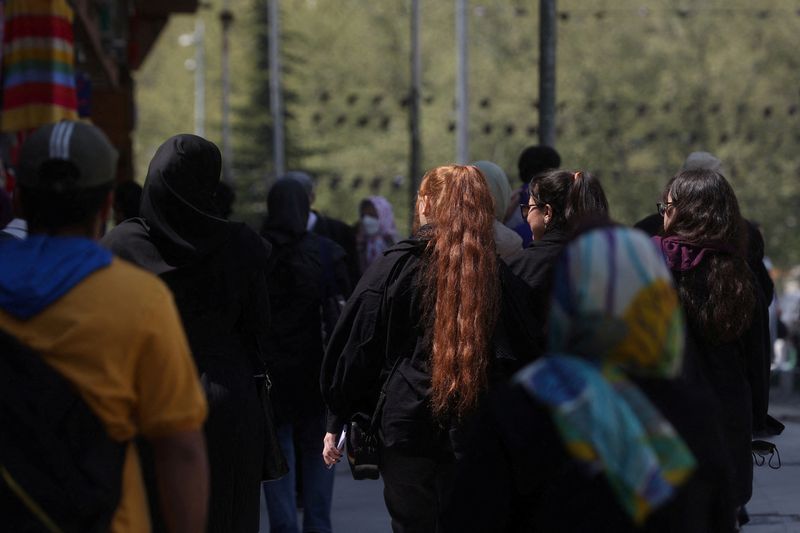 &copy; Reuters. FILE PHOTO: Iranian women walk on a street amid the implementation of the new hijab surveillance in Tehran, Iran, April 15, 2023. Majid Asgaripour/WANA (West Asia News Agency) via REUTERS/File Photo