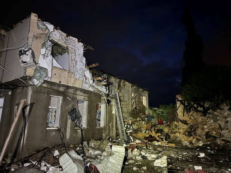 &copy; Reuters. منظر عام لمباني متضررة جراء هجوم روسي بطائرات مسيرة على مدينة أوديسا الأوكرانية يوم 23 أبريل نيسان 2024. صورة لرويترز من حساب رئيس بلدية أوديسا