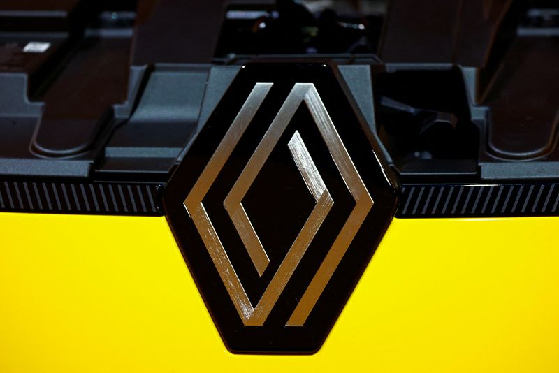 &copy; Reuters. Il logo di Renault è visibile sulla nuova auto elettrica Renault 5 E-Tech durante una presentazione in occasione di un evento precedente al Salone di Ginevra a Aubervilliers, vicino a Parigi, Francia, 12 febbraio 2024. REUTERS/Gonzalo Fuentes