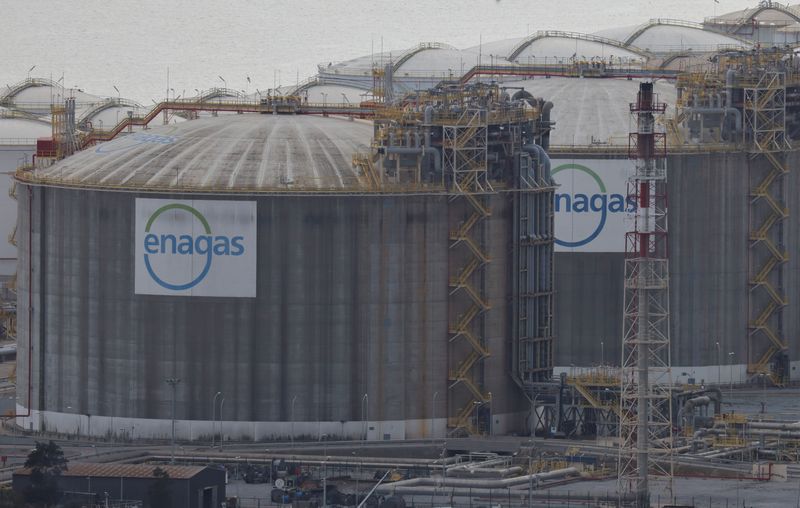 &copy; Reuters. FOTO DE ARCHIVO: El logotipo de Enagás en su terminal en el puerto de Barcelona, España, el 25 de febrero de 2022. REUTERS/Nacho Doce