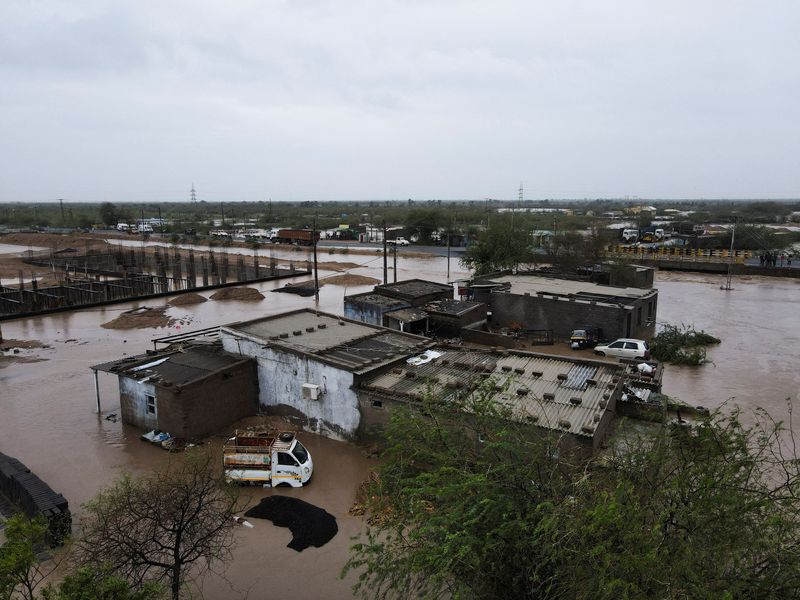 &copy; Reuters. FOTO DE ARCHIVO: Un pueblo inundado en Mokhada después de que el ciclón Biparjoy tocara tierra, en el estado occidental de Gujarat, India. 16 de junio de 2023. Fotografía sacada con un dron. REUTERS/Francis Mascarenhas
