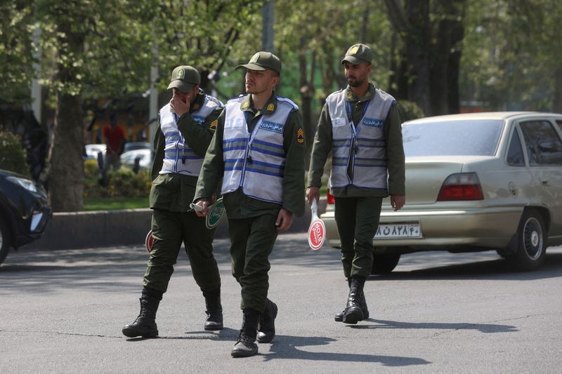 &copy; Reuters. FOTO DE ARCHIVO. Las fuerzas policiales de Irán caminan por una calle en medio de la implementación de la nueva vigilancia del hiyab en Teherán, Irán. 15 de abril de 2023. Majid Asgaripour/WANA (Agencia de Noticias de Asia Occidental) vía REUTERS