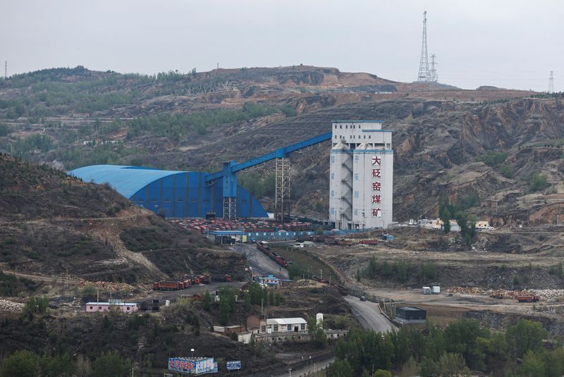 &copy; Reuters. 　４月２３日、環境リスクの評価を手掛けるノルウェーのＤＮＶは、中国の石炭消費が２０４０年までに約３割しか減らないとの見通しを示した。写真は昨年４月、陝西省楡林市で撮影（２