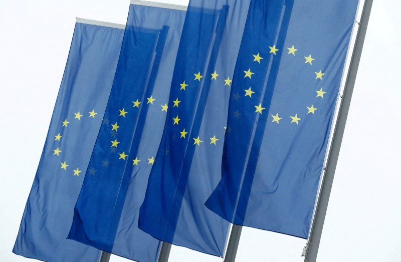 &copy; Reuters. FOTO DE ARCHIVO. Banderas de la Unión Europea (UE) ondean frente a la sede del Banco Central Europeo (BCE) en Fráncfort, Alemania. 8 de julio de 2020. REUTERS/Ralph Orlowski