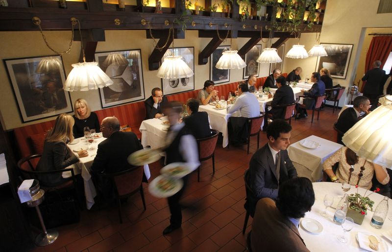 &copy; Reuters. FILE PHOTO: Guests are seen at "Don Lisander" restaurant in downtown Milan November 10, 2011. REUTERS/Alessandro Garofalo/File photo