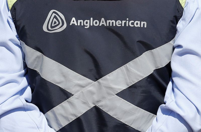 &copy; Reuters. FOTO DE ARCHIVO. El logo de Anglo American en el uniforme de un trabajador en las afueras de Santiago, Chile. Marzo, 2019. REUTERS/Rodrigo Garrido