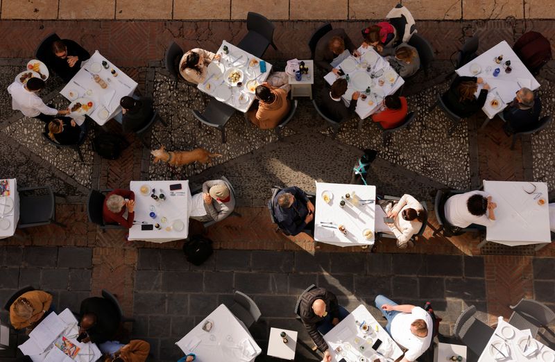 &copy; Reuters. FOTO DE ARCHIVO. Un camarero sirve el almuerzo a los turistas en la terraza del restaurante Casa Ortega en el centro de Ronda, Andalucía, España. 2 de enero de 2024. REUTERS/Jon Nazca