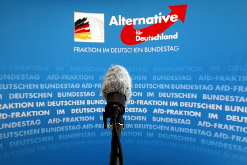 &copy; Reuters. FOTO DE ARCHIVO: Un micrófono frente al logotipo de AfD (Alternative für Deutschland) en la sala de prensa del Bundestag, en Berlín. 12 de marzo de 2020. REUTERS/Michele Tantussi