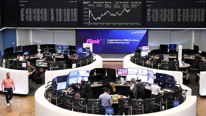 &copy; Reuters. شاشة إلكترونية تعرض بيانات الأسهم في المؤشر داكس الألماني ببورصة فرانكفورت يوم 22 أبريل نيسان 2024. تصوير: رويترز