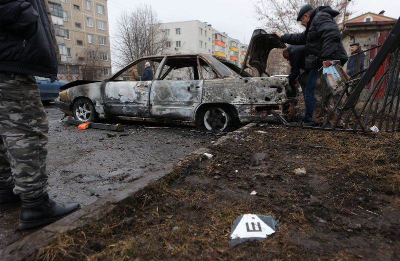 © Reuters. أشخاص يفحصون سيارة متضررة جراء القصف، الذي وصفته السلطات المحلية بأنه ضربة عسكرية أوكرانية، في بيلجورود بروسيا يوم 19 مارس آذار 2024. صورة لرويترز.