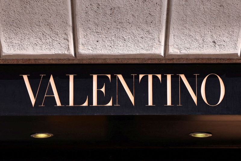 &copy; Reuters. Il logo della Maison Valentino all'esterno di un negozio a Milano, Italia, 8 aprile 2024. REUTERS/Claudia Greco
