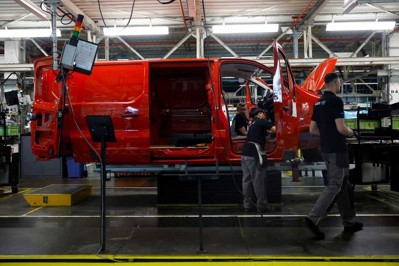 &copy; Reuters. Photo d'archives: Des employés travaillent sur la chaîne de montage des véhicules Renault Trafic à l'usine automobile de Renault à Sandouville, près du Havre, en France. /Photo prise le 29 mars 2024/REUTERS/Sarah Meyssonnier 