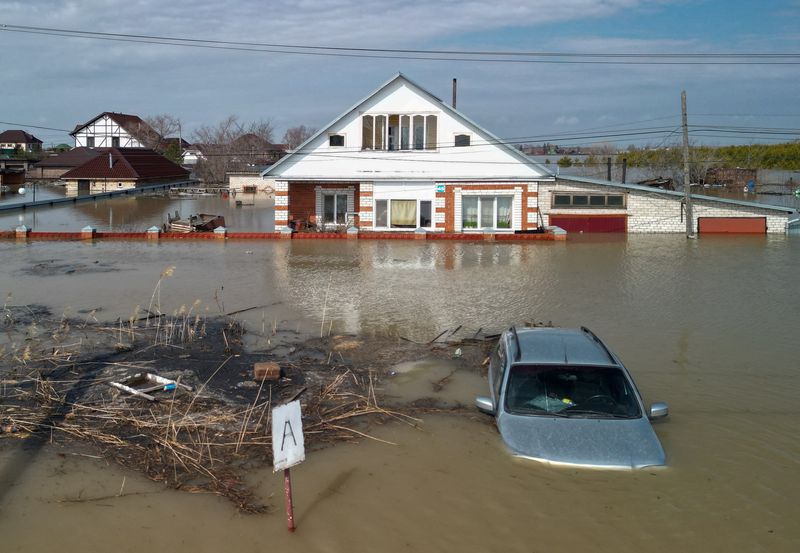 &copy; Reuters. Une vue de drone montre une zone résidentielle inondée à Petropavl, au Kazakhstan. /Photo prise le 13 avril 2024/REUTERS/Turar Kazangapov