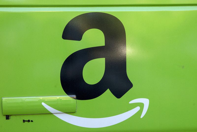 © Reuters. FILE PHOTO: The Amazon.com Inc. logo is seen on the side of a delivery truck in Brooklyn, New York, August 28, 2015. REUTERS/Brendan McDermid/File Photo