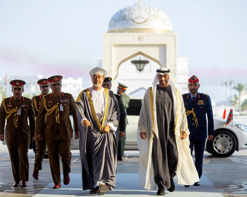 © Reuters. الشيخ محمد بن زايد آل نهيان رئيس الإمارات والسلطان هيثم بن طارق سلطان عمان خلال مراسم استقبال في قصر الوطن بأبوظبي يوم 22 أبريل نيسان 2024. حصلت رويترز على الصورة من ديوان الرئاسة الإماراتي.