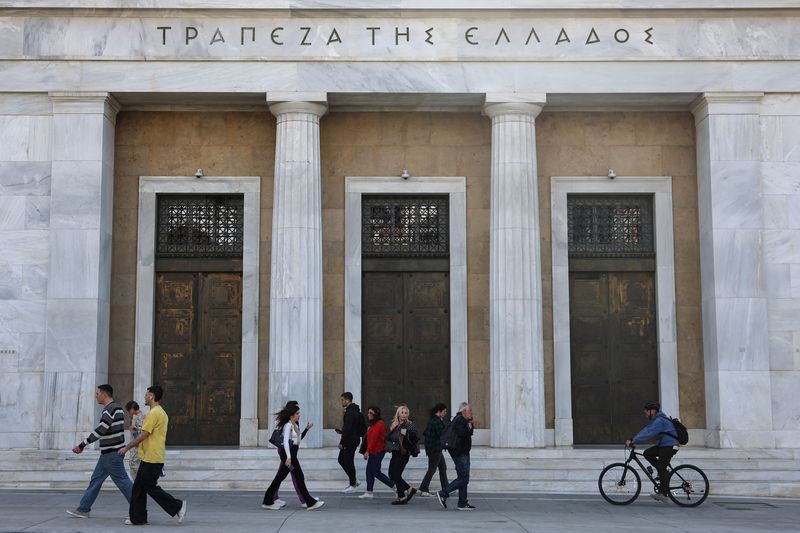 &copy; Reuters. People walk in front of Bank of Greece in central Athens, Greece, April 12, 2024. REUTERS/Louisa Gouliamaki/ File photo