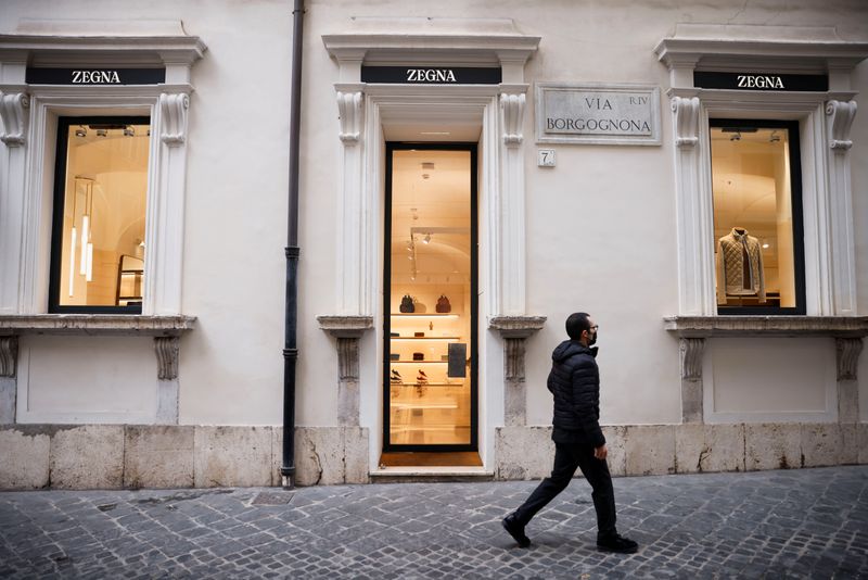 &copy; Reuters. Un uomo cammina davanti a un negozio Ermenegildo Zegna a Roma, Italia, 20 dicembre 2021. REUTERS/Yara Nardi