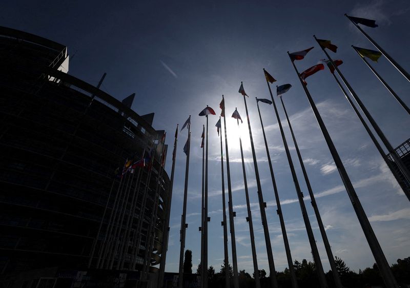 &copy; Reuters. FOTO DE ARCHIVO: Banderas ondeando fuera del Parlamento Europeo en Estrasburgo, Francia. 12 de septiembre 2023. REUTERS/Yves Herman