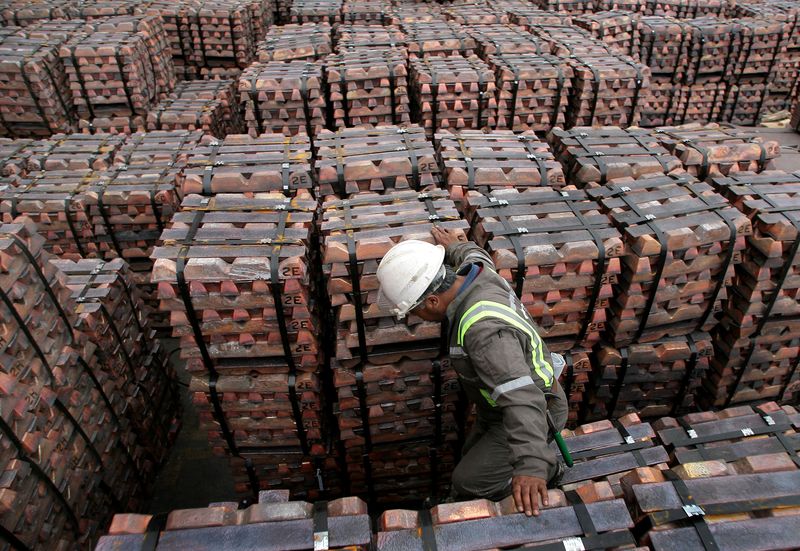&copy; Reuters. A port worker checks a shipment of copper that is to be exported to Asia in Valparaiso port, Chile August 21, 2006.     REUTERS/Eliseo Fernandez/File Photo