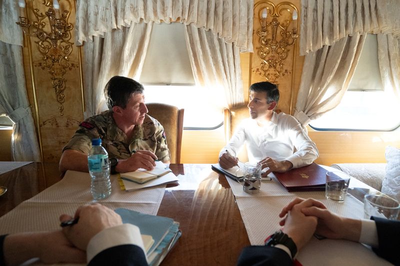 &copy; Reuters. British Prime Minister Rishi Sunak speaks with Vice Chief of the Defence Staff Major General Gwyn Jenkins, as they travel by train through Ukraine to meet with President Volodymyr Zelenskiy, after announcing a major new package of ?2.5 billion in military