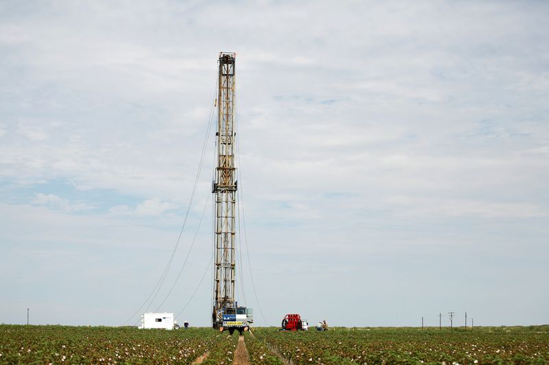 &copy; Reuters. FILE PHOTO: A pulling rig is erected at an oil well in the middle of a cotton field to swab the well in Seminole, TX, U.S. September 19, 2019.REUTERS/Adria Malcolm/File Photo