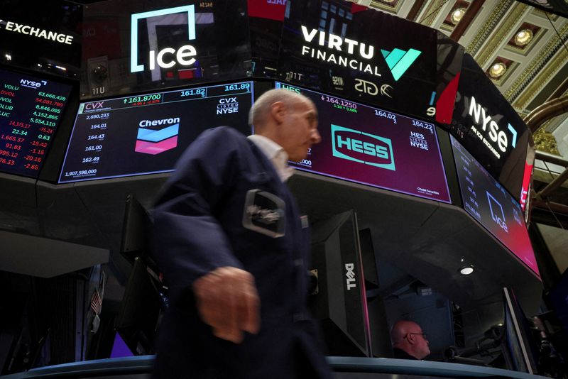 &copy; Reuters. Des traders travaillent à la Bourse de New York (NYSE) à New York City, aux États-Unis. /Photo prise le 23 octobre 2023/REUTERS/Brendan McDermid