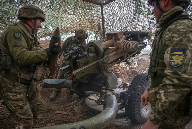 &copy; Reuters. Ukrainian service members fire a L119 howitzer towards Russian troops, amid Russia's attack on Ukraine, in Donetsk region, Ukraine April 21, 2024. REUTERS/Oleksandr Ratushniak