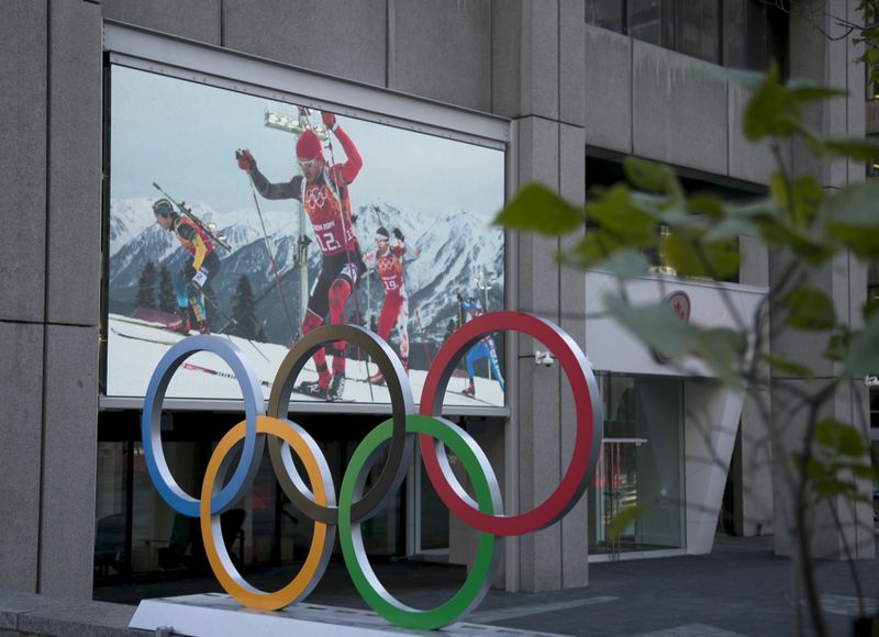 &copy; Reuters. Foto de archivo de los anillos olímpicos fuera de la sede del Comité Olímpico Canadiense en Montreal
Nov 9, 2015. REUTERS/Christinne Muschi/
