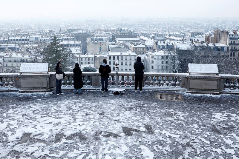&copy; Reuters. Il panorama dalla Basilica Sacre Coeur di Parigi, coperta dalla neve, 18 Gennaio, 2024. REUTERS/Benoit Tessier