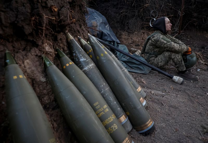 &copy; Reuters. جندي من قوات المدفعية الأوكرانية يجلس بجوار صواريخ حربية بمنطقة دونيتسك بأوكرانيا يوم 20 أبريل نيسان 2024. صورة لرويترز إذاعة أوروبا الحرة.