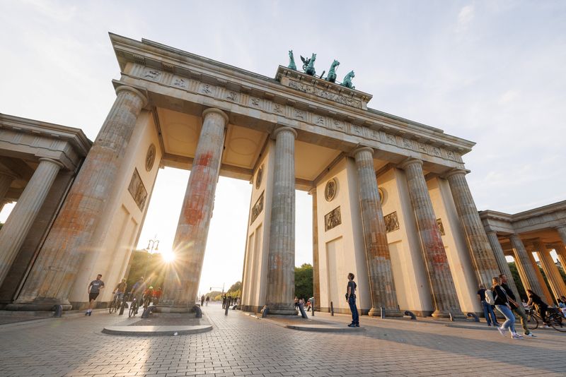 &copy; Reuters. FOTO DE ARCHIVO: El sol se pone detrás de la Puerta de Brandenburgo y sus columnas, que fueron pintadas en una campaña de protesta por activistas climáticos de la Última Generación («Letzte Generation») en Berlín, Alemania, 26 de septiembre de 202