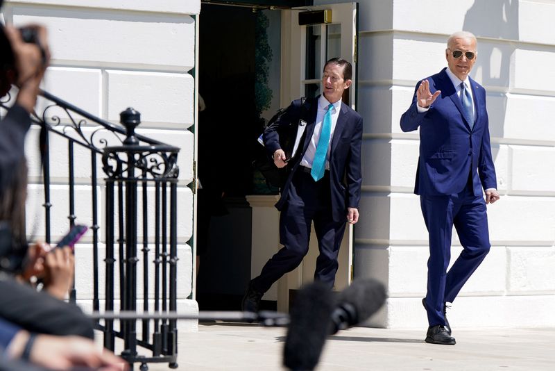 &copy; Reuters. U.S. President Joe Biden walks towards Marine One with staff as he departs the White House en route to Tampa, Florida, in Washington, U.S., April 23, 2024. REUTERS/Elizabeth Frantz