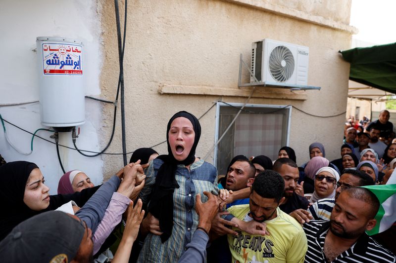 &copy; Reuters. مشيعون خلال جنازة فلسطيني قُتل خلال هجوم إسرائيلي بمدينة أريحا في الضفة الغربية المحتلة يوم 23 أبريل نيسان 2024. تصوير: محمد تركمان - رويترز