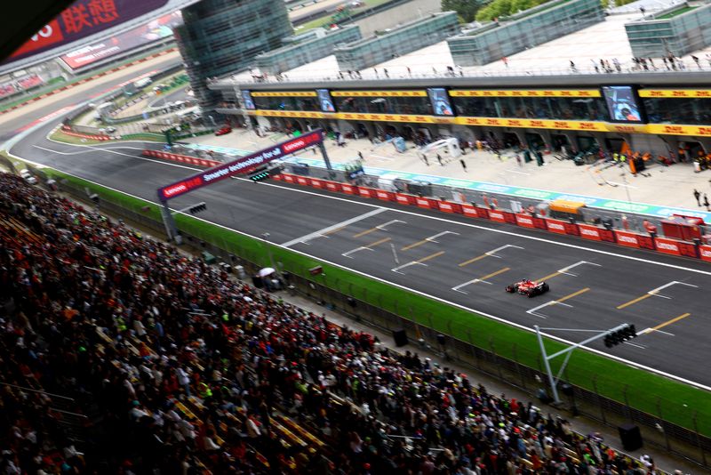 &copy; Reuters. Foto de Archivo: Charles Leclerc de Ferrari durante los entrenamientos en el Circuito Internacional de Shanghái, durante el Gran Premio de China, China. REUTERS/Edgar Su.