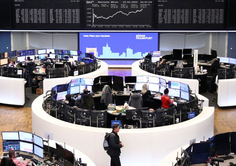 &copy; Reuters. شاشة إلكترونية تعرض حركة مؤسر داكس للأسهم في بورصة فرانكفورت يوم 23 أبريل نيسان 2024. صورة لرويترز 