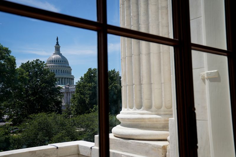 &copy; Reuters. قبة مبنى الكونجرس في واشنطن تظهر من إحدى نوافذ أحد الأبنية القريبة في واشنطن في صورة من أرشيف رويترز 