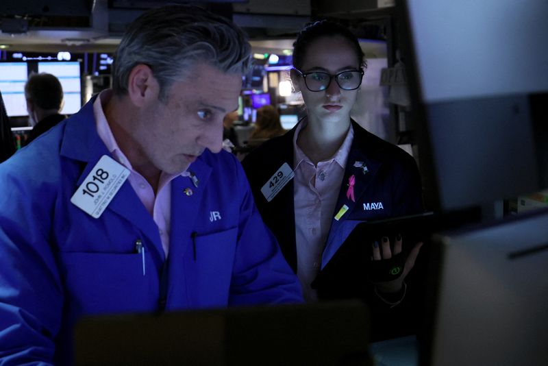 © Reuters. Traders work on the floor at the New York Stock Exchange (NYSE) in New York City, U.S., March 20, 2024.  REUTERS/Brendan McDermid/File Photo