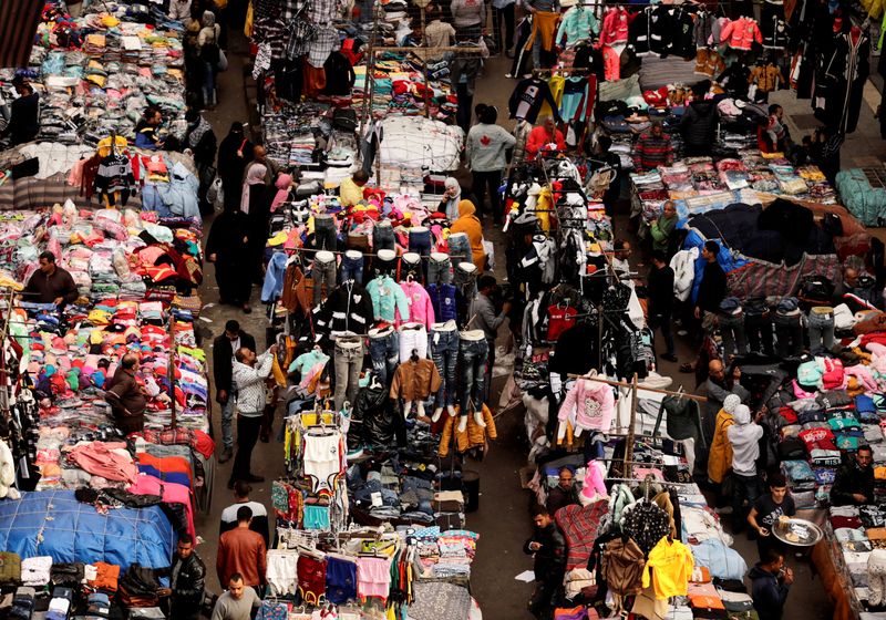 &copy; Reuters. أشخاص يتسوقون في سوق بوسط القاهرة في صورة من أرشيف رويترز.