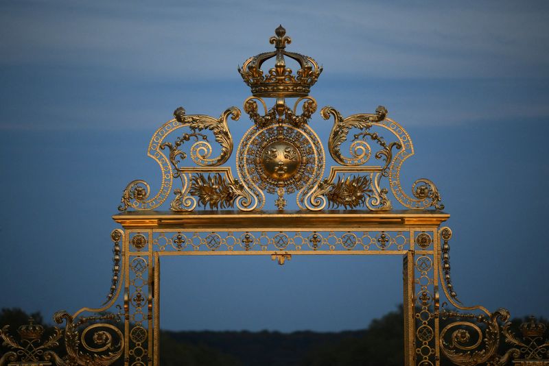 &copy; Reuters. Sep 20, 2023
Foto de archivo del ornato de la entrada al Palacio de Versalles
DANIEL LEAL/Pool via REUTERS 
