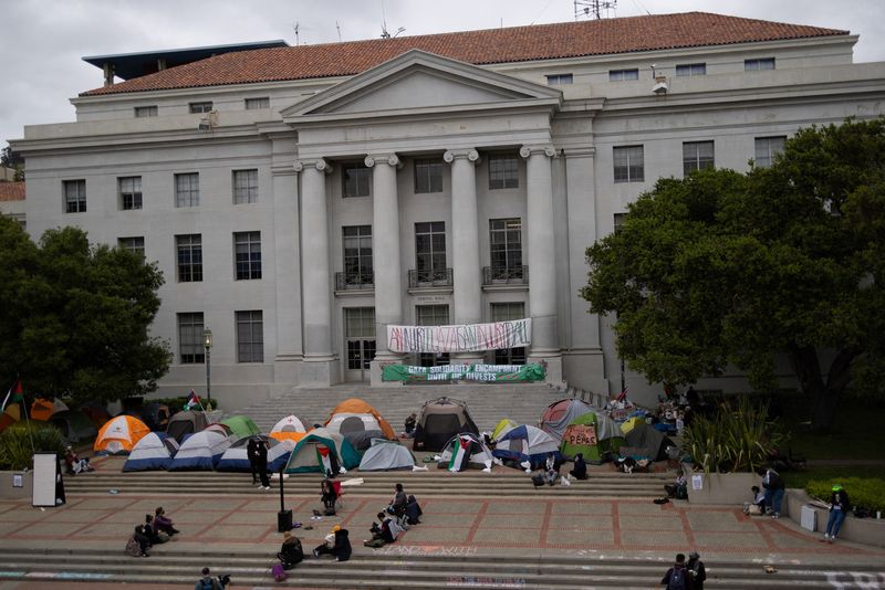 &copy; Reuters. Estudiantes asisten a una acampada de protesta en apoyo a los palestinos en la Universidad de California, Berkeley, durante el actual conflicto entre Israel y el grupo islamista palestino Hamás, en Berkeley, EEUU, 23 de abril de 2024. REUTERS/Carlos Barr