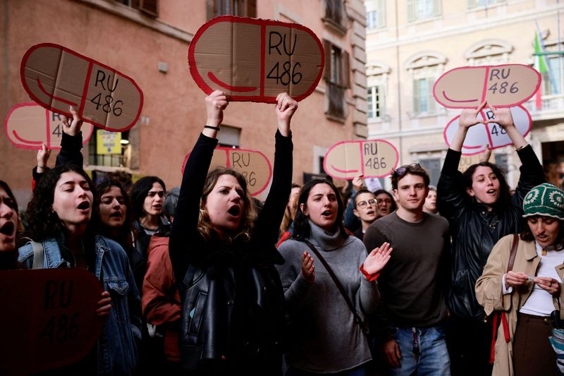 &copy; Reuters. FOTO DE ARCHIVO: Mujeres sostienen recortes de cartón de RU-486 (píldora abortiva mifepristona) mientras se manifiestan frente al Palacio Madama (Senado) contra una enmienda parlamentaria que podría facilitar a los grupos antiaborto operar en clínicas