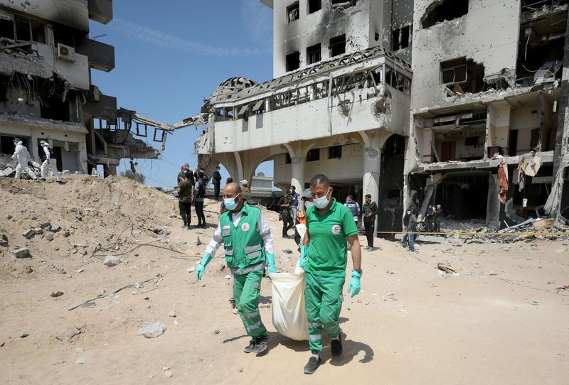 &copy; Reuters. Equipes de resgate e médicos procuram corpos nas ruínas do danificado Hospital Al Shifa após a retirada das forças israelenses 
08/04/2024
REUTERS/Dawoud Abu Alkas