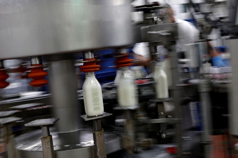 &copy; Reuters. FILE PHOTO: Bottles of milk are been processed at the South Mountain Creamery farm in Middletown, Maryland U.S., May 19, 2020. REUTERS/ Carlos Barria/File Photo