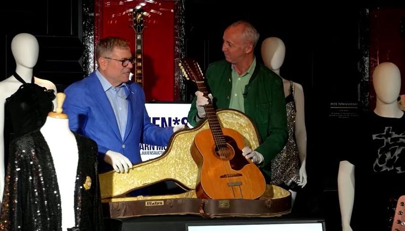 &copy; Reuters. 　ビートルズのアルバム「ヘルプ！」のレコーディングで故ジョン・レノンが使用したアコースティックギターが英国で発見され、５月に行われるオークションに出品されることになった。