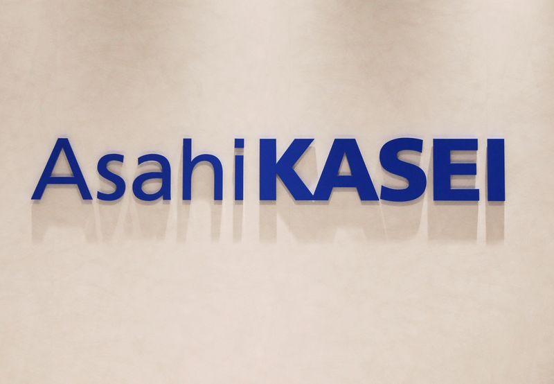 &copy; Reuters. FILE PHOTO: The logo of Asahi Kasei Corporation is displayed at an entrance of the company's Tokyo headquarters in Tokyo, Japan October 9, 2019. Picture taken October 9, 2019.  REUTERS/Issei Kato/File Photo