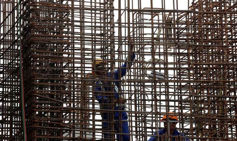&copy; Reuters. FILE PHOTO: Labourers work at the construction site of a sky train station in Hanoi, Vietnam September 30, 2016. REUTERS/Kham/File photo