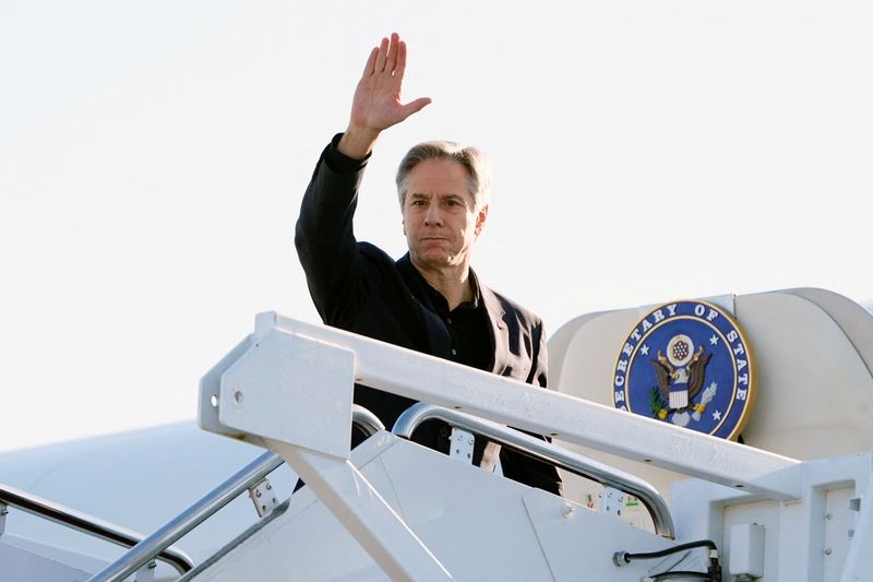 &copy; Reuters. U.S. Secretary of State Antony Blinken waves as he boards a plane, en route to China, at Andrews Air Force Base, Maryland, U.S., April 23, 2024. Mark Schiefelbein/Pool via REUTERS