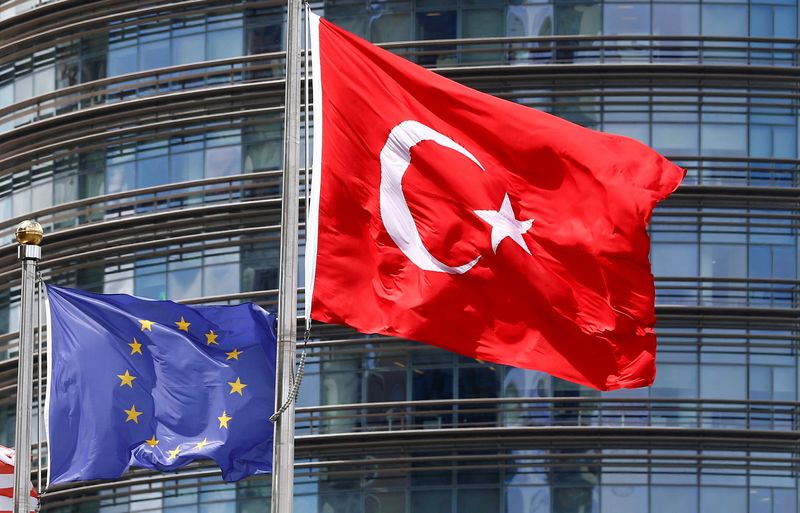 &copy; Reuters. علما تركيا والاتحاد الأوروبي في صورة من أرشيف رويترز.