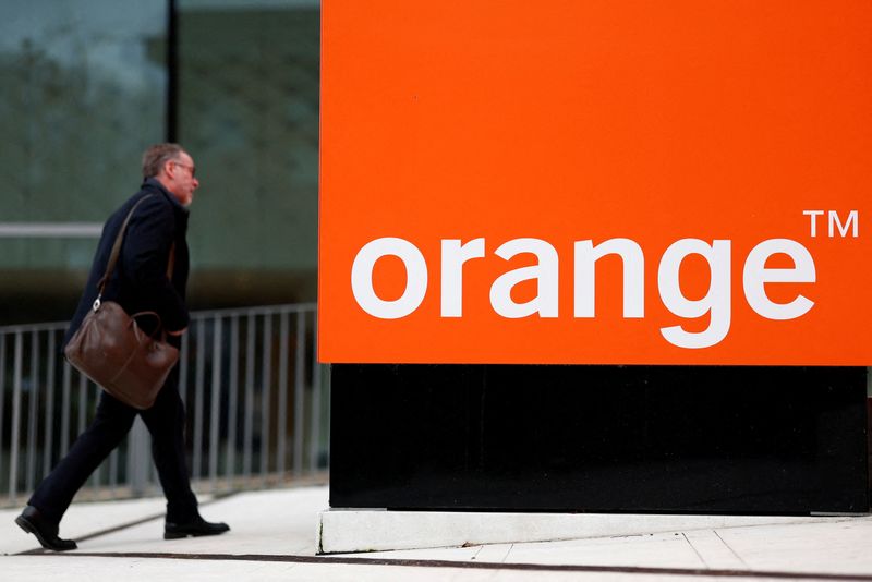 &copy; Reuters. Un homme passe devant le logo de French Orange près de Paris. /Photo prise le 9 février 2024/REUTERS/Gonzalo Fuentes
