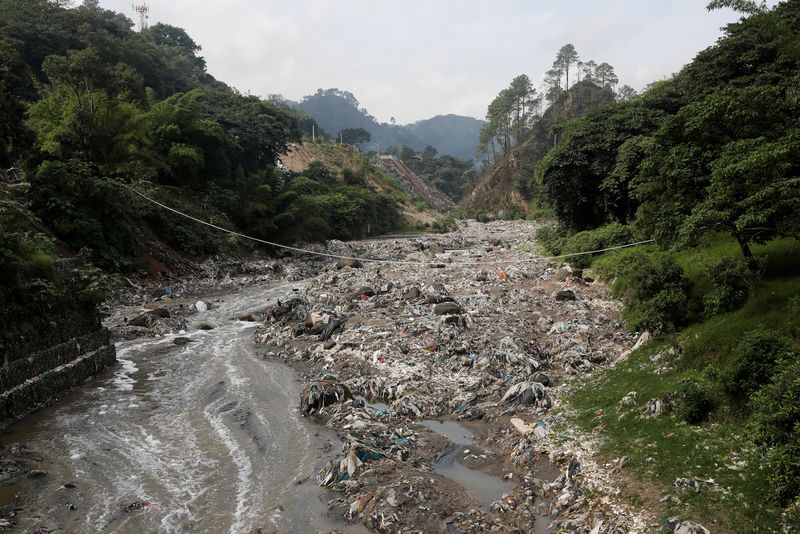 &copy; Reuters. قمامة وزجاجات البلاستيكية تطفو على نهر لاس فاكاس الذي يعتبر أحد أكثر الأنهار تلوثا في العالم في صورة من أرشيف رويترز.